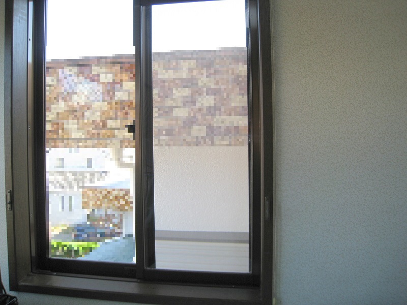 一戸建ての窓ガラスに飛散防止&紫外線カット透明フィルムの施工後