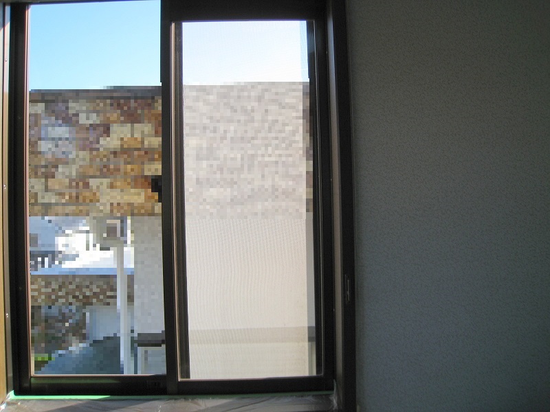 一戸建ての窓ガラスに飛散防止&紫外線カット透明フィルムの施工前