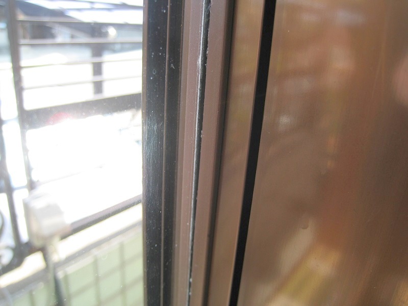 ガラスフィルムと窓枠のエッジスペースは2～3mm