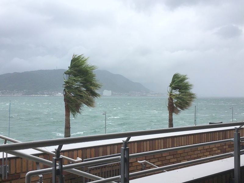 窓ガラスのガラスフィルムで台風対策